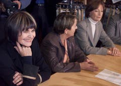 Micheline Calmy-Rey wurde 2002 mit Ruth Lüthi (r.) als Bundesratskandidatin nominiert - in der Mitte SP-Fraktionspräsidentin Hildegard Fässler. (Bild: Keystone)