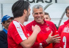 Murat Yakin (links) unterhält sich in der Pause mit Co-Trainer Andy Egli. (Bild: Andrea Stalder)