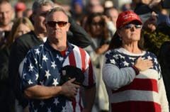 Trump Supporter warten auf die "Make America Great Again! Welcome Celebration" beim Lincoln Memorial. (Bild: Keystone)