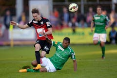 St.Gallens Mittelfeld-Terrier Everton im Zweikampf mit Stephan Andrist. (Bild: Keystone)