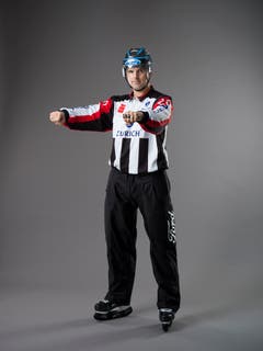 Check mit dem Stock (IIHF-Regel 127): Ein Spieler, der mit beiden Händen am Stock einen Check gegen den Körper eines Gegenspielers ausführt, wobei sich kein Teil des Stockes auf dem Eis befindet. Eine Vorwärts- und Rückwärtsbewegung der Arme auf Brusthöhe mit geballten Fäusten. (Bild: Keystone)