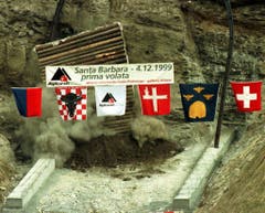 Einen Monat später wird auch in Faido gebaut. (Bild: Keystone)