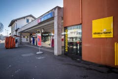 Der Bahnhof auf der Südseite. Rechts das neue Gebäude des BBZ. (Bild: Reto Martin (29. Dezember 2017))
