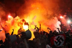 Insbesondere in Russland gelten viele Anhänger als nationalistisch und rechts. Im Herbst 2013 beispielsweise war diese Hakenkreuzflagge in der Fankurve von Spartak Moskau zu sehen. (Bild: Keystone)