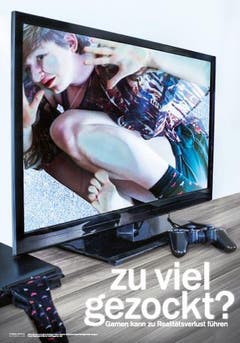 Gefangen im Game: Alena Leuch, Dana Schlegel und Patrick Stalder (Sekundarschule Fischingen Oberwangen) haben dieses Plakat zusammen mit Linda Yong (Joss & Partner Werbeagentur AG) ausgearbeitet. (Bild: pd)