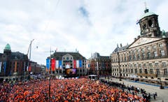 Ganz Holland ist auf den Beinen: Der neue König Willem-Alexander wird eingesetzt. (Bild: Keystone)