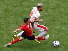 Ergys Kace foult Valon Behrami. (Bild: Keystone)