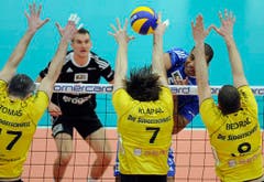 Die Amriswiler Philipp Kroiss und Dirceu Da Silva Paulina bei einem Angriff. (Bild: Keystone)