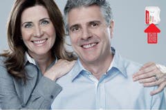 Diesen Photoshop-Fehler hat die Werbeagentur Y&R absichtlich in eine Werbung für Zahnseide eingebaut. Die Idee dahinter: Die meisten Leute bemerken zwar die Essensreste zwischen den Zähnen des Mannes - nicht aber, dass die Hand der Frau sechs Finger hat. (Bild: Y&R)