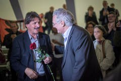 Thomas Müller (SVP) gratuliert Paul Rechsteiner (SP) zu seiner Wahl. (Bild: Benjamin Manser)