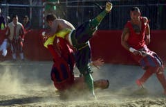 MANN, MAENNLICH, CALCIO, FIORENTINO, HISTORISCH, TRADITION, AMATEURE, MANN, OBERKOERPER, NACKT, SANDIG, SAND, SPIELPLATZ, GERANGEL, SCHMUTZIG, MAENNER, KOERPER, KAMPF, SIEG, SPIEL (Bild: Keystone)