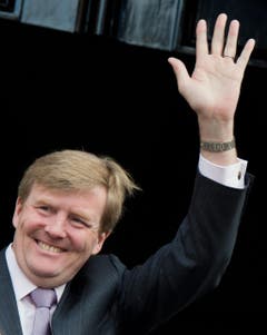Kronprinz Willem-Alexander winkt der Menge zu. (Bild: Keystone)