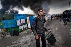 Fotograf Zalmai - selber ehemaliger Flüchtling - hat die Räumung des «Dschungel von Calais», einem riesigen, illegalen Flüchtlingslager in Frankreich fotografiert. Statt nach Grossbritannien weiterzureisen, werden Tausende Flüchtlinge auf Asylzentren in ganz Frankreich verteilt. Die Reportage des gebürtigen Kabulers gewinnt den 1. Preis in der Kategorie "Ausland". (Bild: Swiss Press Photo/Zalmai Ahad)
