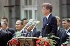 John F. Kennedy steht am 26. Juni1963 während seiner Rede vor dem Schöneberger Rathaus in Berlin an den Mikrophonen. Mit dem legendären Satz "Ich bin ein Berliner" drückte er seine Verbundenheit mit den Menschen in der geteilten Stadt aus. (Bild: Keystone)