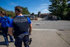 Die Polizei patroulliert vor dem Hof von Ulrich Kesselring. (Bild: Keystone)
