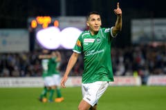 Yannis Tafer bejubelt sein Tor mit den wenigen St.Galler Fans im Gästesektor. (Bild: Keystone)