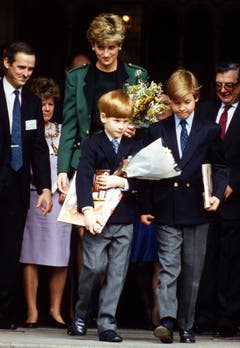Prinzessin Diana verlässt das Naturhistorische Museum mit Prinz Harry, links, und Prinz William, , nachdem sie sich eine Dinosaurier-Ausstellung angesehen haben. (Bild: Gill Allen/AP (London, 19. April 1992))