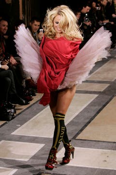 Schauspielerin Pamela Anderson lief 2009 in Paris für Vivienne Westwood über den Laufsteg. (Bild: Keystone)