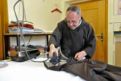 Kutte ohne Knitterfalten: Bruder Walbert Boschung im Bügelzimmer. (Bild: Hanspeter Schiess)