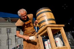 Und wieder ein Fass-Anstich, diesmal am St.Galler Fest von 2013. (Bild: Ralph Ribi/Archiv)