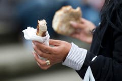 Darf nicht fehlen: der Biss in die Bratwurst. (Bild: Urs Bucher)