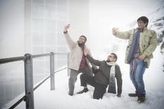Posieren im Schnee, und das mitten im Sommer: Touristen beim Selfie auf dem verschneiten Säntisgipfel (14.7.2016). (Bild: Ralph Ribi)