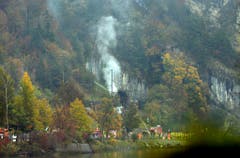 Eien Rauchsäule nahe der Bahnstrecke. (Bild: Keystone)