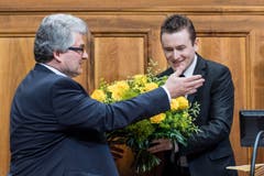 Der abgetretene Ständeratspräsident Raphael Comte gratuliert Ivo Bischofberger. (Bild: Keystone)