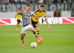 Im Bild Juve-Spieler Paulo Dybala und der Dortmunder Julian Weigl. (Bild: Ralph Ribi)