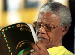 Während des 50. ANZ-Kongresses in Mafikeng studiert Nelson Mandela den Jubiläumsbericht (1997). (Bild: Keystone)