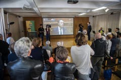 Bürger von Collina d'Oro verfolgen die Rede von Ignazio Cassis nach der Wahl. (Bild: Keystone)