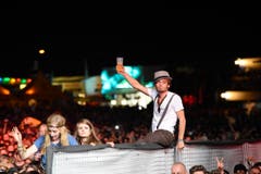 Das Publikum feiert beim Auftritt von Paul Kalkbrenner. (Bild: Luca Linder)
