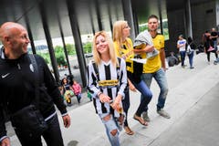 Fans vor dem Match. (Bild: Ralph Ribi)