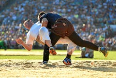 Andi Imhof (unten) kämpft im 1. Gang gegen Matthias Siegenthaler zum Auftakt des Eidgenoessischen Schwing- und Aelplerfestes. (Bild: Michael Buholzer)