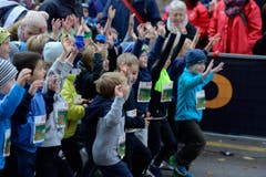 Die kleinen Sportlerinnen und Sportler wetteifern um den Sieg. Bilder von vielleicht ersten Wettkampffieber des Lebens. (Bild: Dominik Wunderli/LZ)