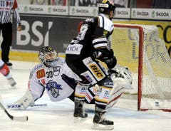 Oliver Kamber erzielt das 1:0 gegen EVZ-Goalie Jussi Markkanen. (Bild: Keystone)