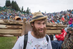 Der folkloristische Alpaufzug in der Schwingerarena beim traditionellen Schwing- und Älplerfest auf Rigi Staffel. (Bild: Urs Flüeler, Keystone / Rigi Staffel, 09.07.2017)