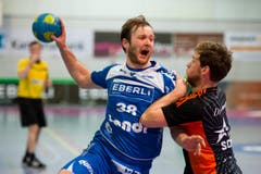 Thomas Hofstetter vom HC Kriens-Luzern (links) wird vom Schaffhauser Gabor Csaszar zurückgehalten. (Bild: Dominik Wunderli / Neue LZ)
