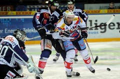 Torhüter Jussi Markkanen und Andy Woznievski und Niklas Nordgren (von links). (Bild: Keystone)