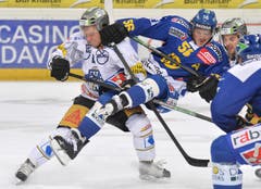 Der Davoser Dino Wieser wird von den Zugern Santeri Alatalo, links und Simon Lüthi in die Zange genommen. (Bild: Keystone)