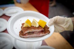 Weltrekordversuch, mit dem Ziel eines Eintrags im Guinessbuch der Rekorde: In Altstätten wird das längste Cordon bleu gemacht (Bild: Urs Bucher)