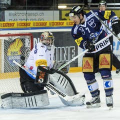 Björn Christen, rechts, vom EV Zug gegen den Fribourger Goalie Kevin Huber. (Bild: Keystone)