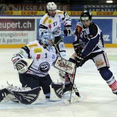 Nolan Schaefer und Joel Perrault gegen den Zuger Corsin Casutt (von links). (Bild: Keystone)