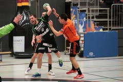 Der Krienser Boris Stankovic bleibt an der Schaffhauser Abwehr hängen. (Bild: Roger Zbinden / Neue LZ)