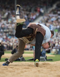Matthias Sempach, oben, schwingt gegen Jakob Roth. (Bild: Keystone)