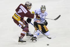 Zugs Alessio Bertaggia (rechts) gegen Garrett Stafford. (Bild: Keystone)