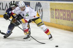 Der Zuger Stürmer Fabian Schnyder im Zweikampf mit Mathieu Tschantre vom EHC Biel. (Bild: Alexandra Wey / Keystone)