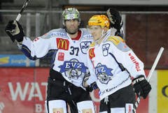 Andy Wozniewski feiert Damien Brunner nach dem zweiten Treffer. (Bild: Keystone)