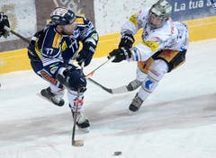 Ambris Daniel Steiner, links, im Duell mit Zugs Samuel Erni. (Bild: Keystone)