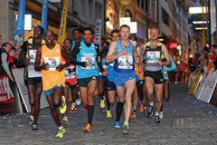 Spitzenfeld beim Elite Rennen der Männer am Luzerner Stadtlauf (Bild: Philipp Schmidli / Neue LZ)
